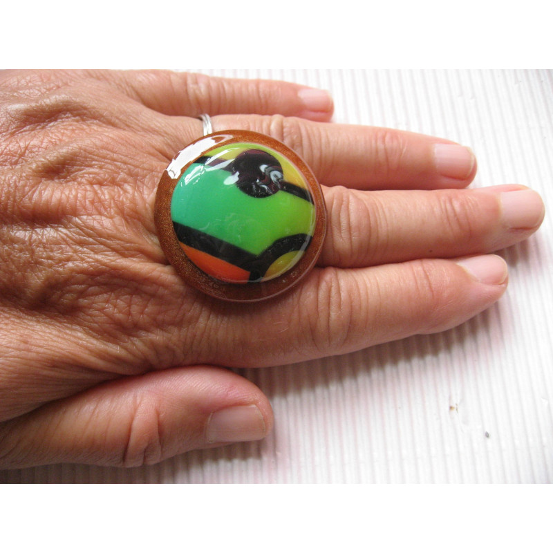 Grande bague, cabochon géométrique en Fimo, sur fond orange nacré en résine