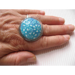 Grande bague, cabochon fleuri camaieu bleu, sur fond blanc nacré en résine