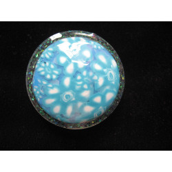 Large ring, blue camaieu floral cabochon, on a pearly white resin background