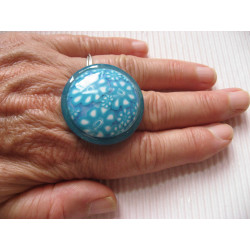 Grande bague, cabochon fleuri turquoise, sur fond bleu nacré en résine