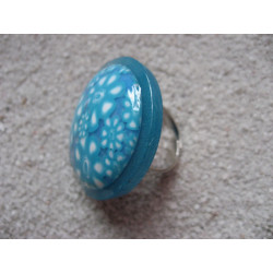 Grande bague, cabochon fleuri turquoise, sur fond bleu nacré en résine