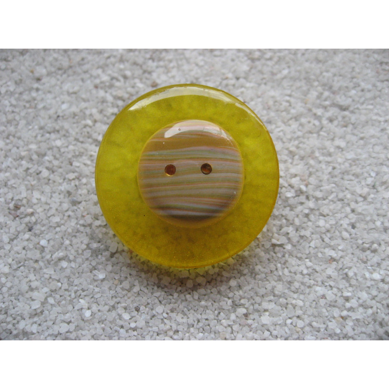 Large ring, yellow camaieu cabochon in fimo, on a yellow resin background