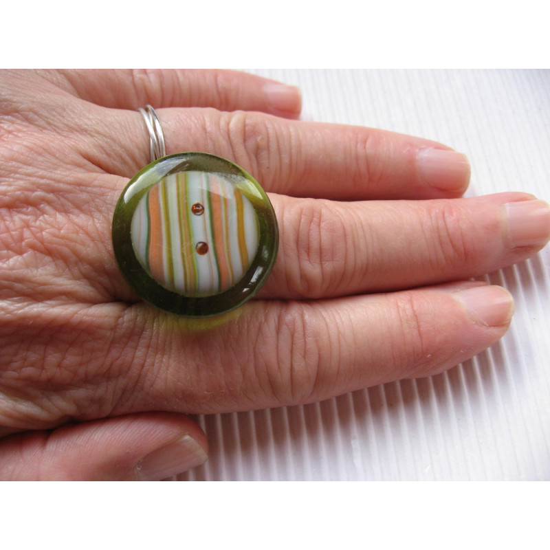 Graphic ring, fimo cabochon, on a green resin background