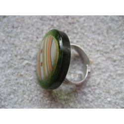 Bague graphique, cabochon en fimo, sur fond vert en résine