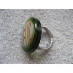 Graphic ring, fimo cabochon, on a green resin background