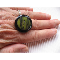 Graphic ring, fimo cabochon, on a black resin background