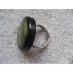 Graphic ring, fimo cabochon, on a black resin background