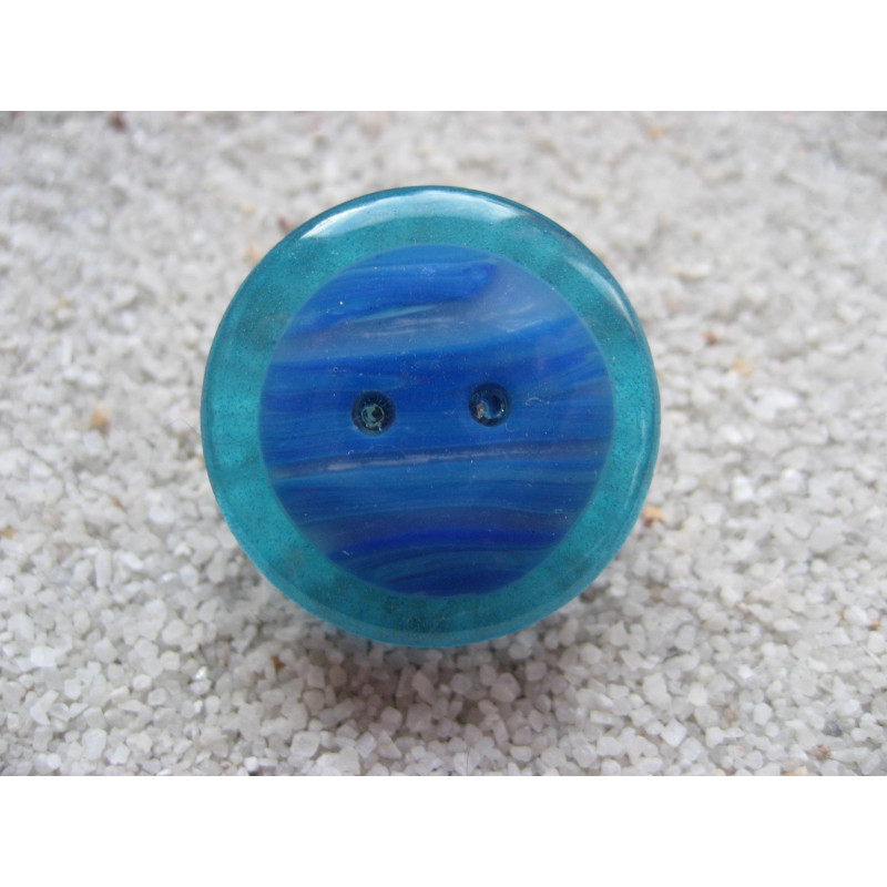 Graphic ring, fimo cabochon, on a green resin background