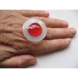 Grande bague, grande perle rouge, sur fond blanc en résine