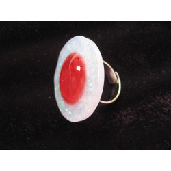 Grande bague, grande perle rouge, sur fond blanc en résine