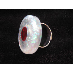 Bague graphique, perle rouge, sur fond blanc nacré en résine