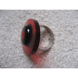 BAGUE fantaisie, perle rouge, sur fond noir et rouge en résine