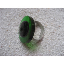 BAGUE fantaisie, perle verte, sur fond noir et vert en résine