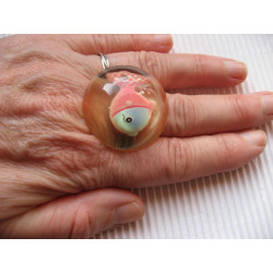 Large cabochon ring, fuchsia / blue fish, resin