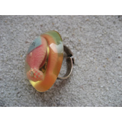Bague grand cabochon, poisson fuchsia/bleu, en résine