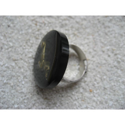 Bague fantaisie, Chien Teckel Bronze, sur fond noir en résine