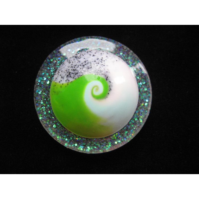 Very large ring, green and white spiral in fimo, on a pearly white resin background