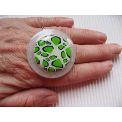 Very large ring, green leopard pattern in fimo, on a pearly white resin background