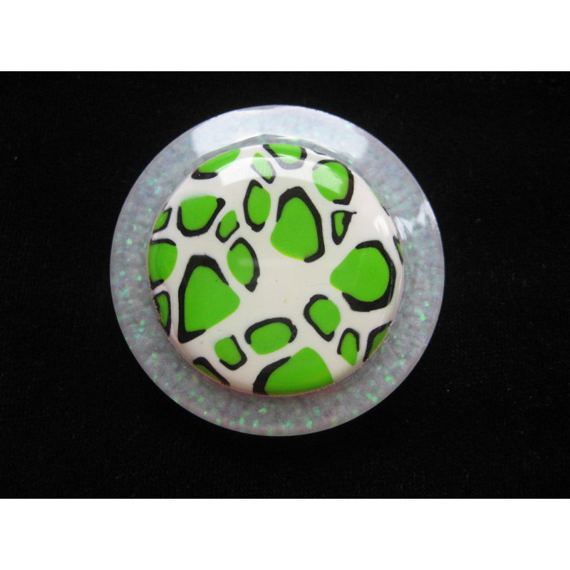 Very large ring, green leopard pattern in fimo, on a pearly white resin background