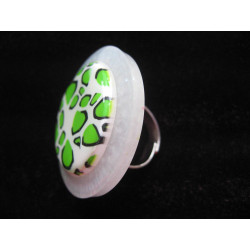 Very large ring, green leopard pattern in fimo, on a pearly white resin background