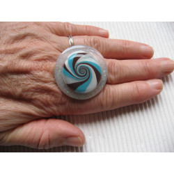 Large ring, turquoise and brown spiral in fimo, on a pearly white resin background