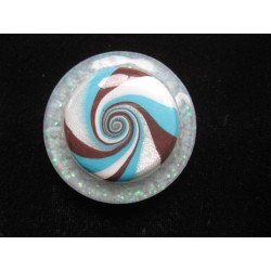 Large ring, turquoise and brown spiral in fimo, on a pearly white resin background