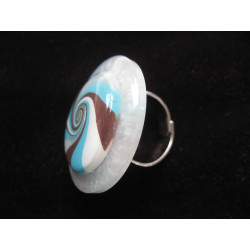 Large ring, turquoise and brown spiral in fimo, on a pearly white resin background