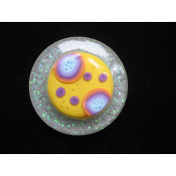 Large ring, multicolored cabochon on a yellow fimo background, on a pearly white resin background