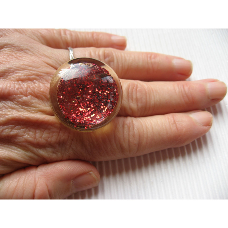 Large cabochon ring, mobile red sequins, set in resin