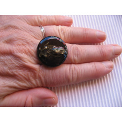 Bague fantaisie, Chien Bronze, sur fond noir en résine