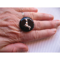 Bague fantaisie, Chien Teckel argenté, sur fond noir en résine