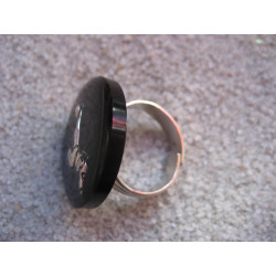 Bague fantaisie, Chien Teckel argenté, sur fond noir en résine