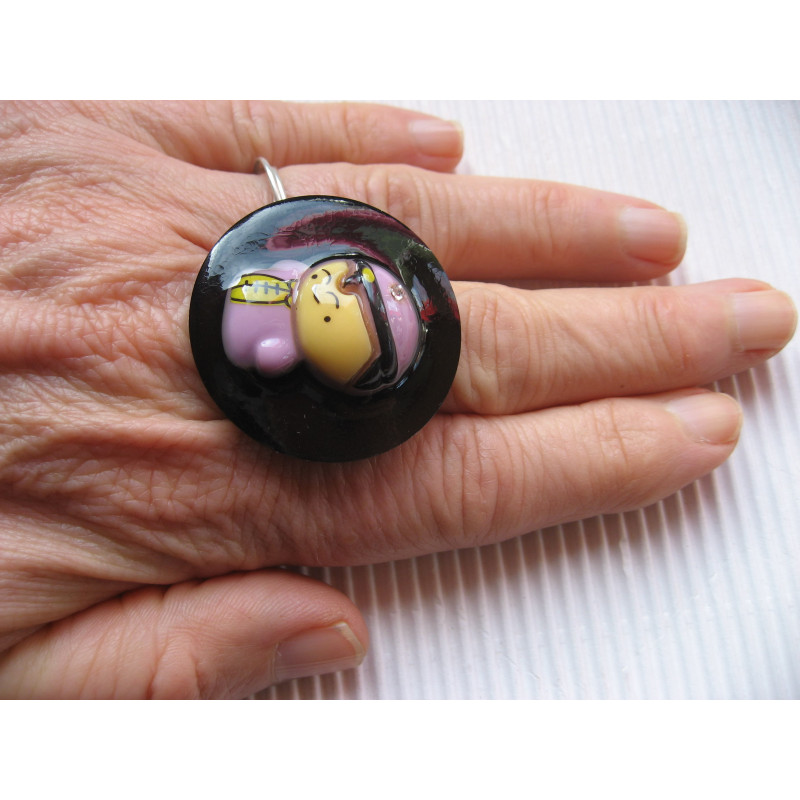 Grande bague kawaii, poupée mauve, sur fond noir en résine