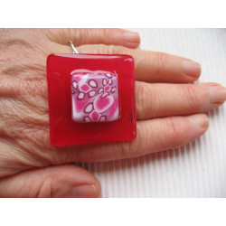 Très grande bague carrée, cabochon motif fleuri camaieu rose en fimo, sur fond rouge en résine