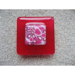 Très grande bague carrée, cabochon motif fleuri camaieu rose en fimo, sur fond rouge en résine