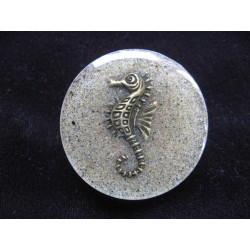 Grande bague fantaisie, hippocampe bronze, sur fond de sable en résine
