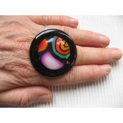 Très grande bague, cabochon multicolore en fimo, sur fond noir en résine