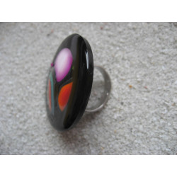 Très grande bague, cabochon multicolore en fimo, sur fond noir en résine