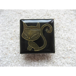 BAGUE carrée, chaton bronze, sur fond noir en résine