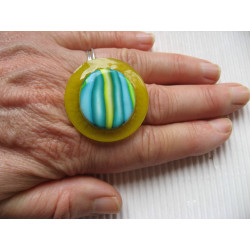 Grande bague, cabochon vert et bleu en fimo, sur fond jaune en résine