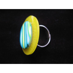 Large ring, green and blue fimo cabochon, on a yellow resin background