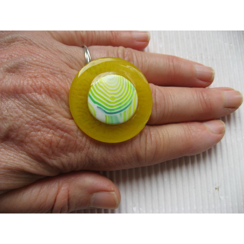 Grande bague, cabochon vert et jaune en fimo, sur fond jaune en résine