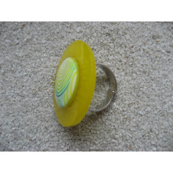 Large ring, green and yellow fimo cabochon, on a yellow resin background