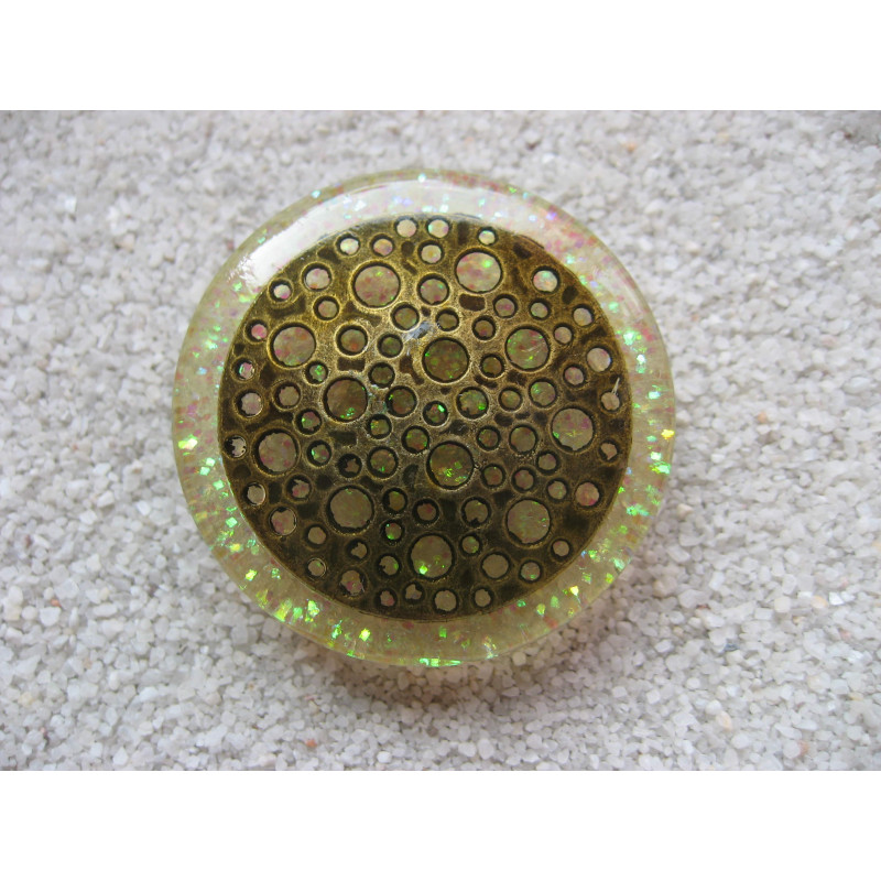 Very large ring, engraved bronze perforated, on pearly white resin