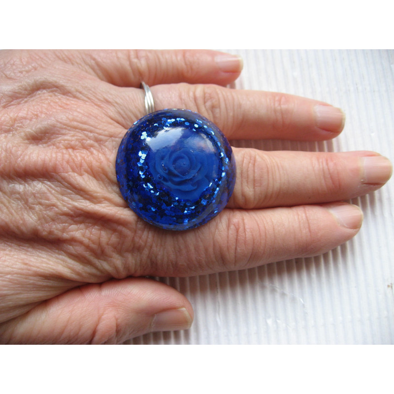 Bague grand cabochon, fleur bleue, sur fond bleu pailleté en résine