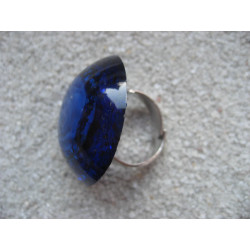 Bague grand cabochon, fleur bleue, sur fond bleu pailleté en résine