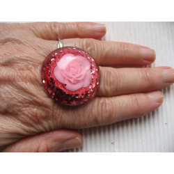 Large cabochon ring, rose flower, on fuchsia resin background