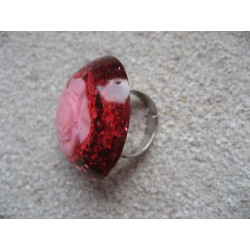 Large cabochon ring, rose flower, on fuchsia resin background