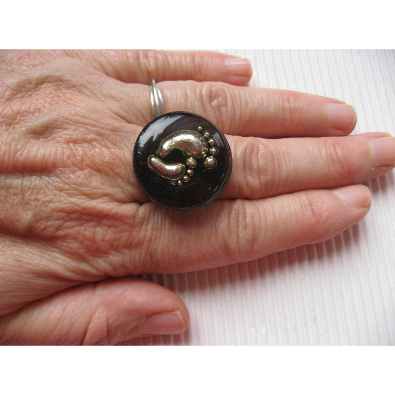 Fancy RING, small petons, on black resin