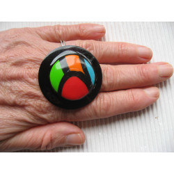 Very large ring, multicolored fimo cabochon, on a black resin background